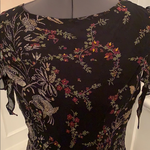 Black printed top with ruffle front and sleeves - Picture 5 of 8